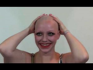 A curvy girl shaves her head and eyebrows.豊満な女の子が頭と眉毛を剃る。