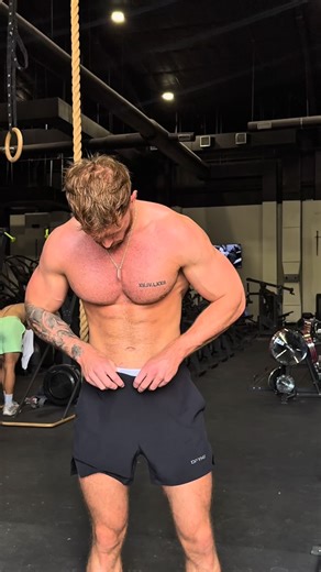 FULL CHEST & TRIS WORKOUT LISTED BELOW👇🏽 Fit is @dfyne.official ‘RYAN’ Incline plate loaded press Plate loaded fly machine Incline barbell press Cable fly’s Skull crushers Single arm cable pull downs Curved bar cable pull downs #gymworkout #chestday #dfyne | Ryan Weekley