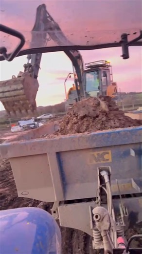 🎄 𝐍𝐨𝐭 𝐥𝐨𝐧𝐠 𝐮𝐧𝐭𝐢𝐥 𝐰𝐞 𝐬𝐞𝐞 𝐭𝐡𝐢𝐬 𝐬𝐢𝐠𝐡𝐭 𝐚𝐠𝐚𝐢𝐧! 🚜 Back behind the wheel, but for now, our amazing team is enjoying some well-deserved time off over Christmas. You've all earned it! Here's to rest, family time, and recharging for an incredible 2026. | Beech farm contracting