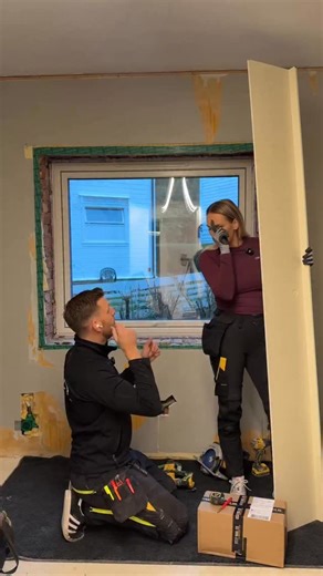 Del 2 - listefrie vinduer med @decosystems sine Smygplater!💪🏼🪄 veldig fint resultat- det gledes til gipsing, sparkling og maling nå! ✨ Fåes kjøpt hos @duri_fagprofil //samarbeid #oppussing #renovering #eiendom #oppussingsprosjekt #eiendomsutvikling #listefritt | Saso Eiendom
