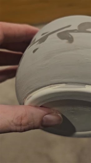 Making a bee bowl! . #pottery #gift #Christmas #ceramic #bee #leaves #vines #peel | Maureen Power