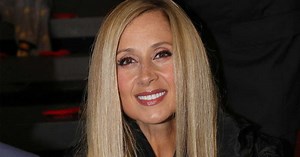Lara Fabian en corset noir et robe courte à 52 ans : elle dévoile un superbe jeu de jambes
