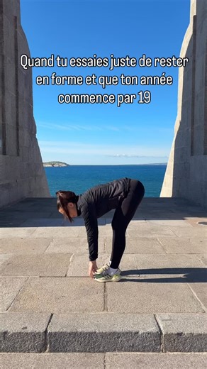 Céline Vargas on Instagram: "Salut, moi c’est Céline, kiné/ostéo. Je suis là pour te donner des conseils santé et bien-être pour ton corps. Toi aussi, t’es né(e) dans les années 19…80 et ton corps craque dans tous les sens ? Genoux, dos, épaules, nuque… ça fait du bruit partout ? Bonne nouvelle : ce n’est pas forcément grave. Ces craquements viennent souvent d’un phénomène naturel appelé cavitation articulaire : de petites bulles de gaz qui éclatent dans tes articulations. S’il n’y a pas de doul