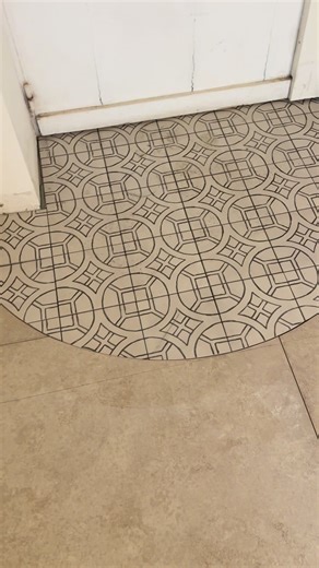 Voici comment je transforme une simple entrée… en tapis sur mesure en carreaux de ciment. #diy #tiling #homedecor #inspiredawesomelife
