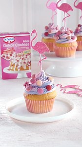 Ein Traum in Pink! 🦩 Diese traumhaften Flamingo Cupcakes werden mit knusprigen rosa Mini-Cookies dekoriert und schmecken Groß & Klein. 🧁 🍪 😋 | Dr. Oetker Deutschland