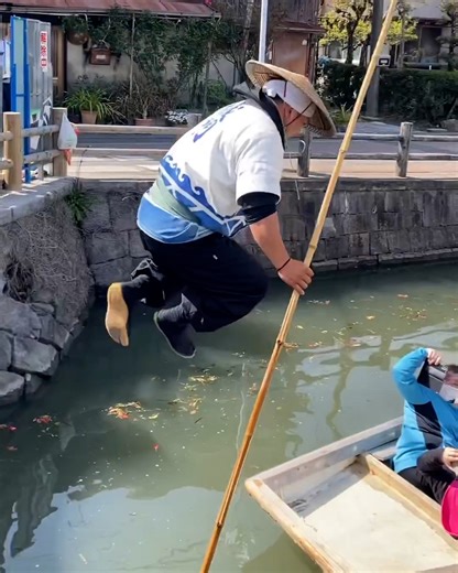 This Japanese tour guide is a canal ninja! 🇯🇵😮 | LADbible