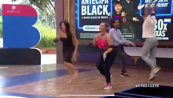 Hoje a ação na casa foi da @CasasBahia! Uma dinâmica bem interativa formada por quatro grupos, desafiando as habilidades de coreografia! O grupo da Jaque é com Lucas, André e Nadja.‬ Eles arrasaram na apresentação, né? kkkkkkkkk 😍 ‪#TeamJaque | #AFazenda ‬ | Jaqueline Grohalski
