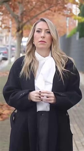 EL MUNDO on Instagram: ""Quieren robarnos nuestro futuro" La candidata del PP a las elecciones del domingo en Extremadura, María Guardiola, ha alertado de que "están robando nuestra democracia delante de nuestros ojos" en relación al asalto de la oficina de Correos de Fuente de Cantos (Badajoz), de donde se han llevado la caja fuerte que contenía el depósito de los 124 votos por correo depositados en esta comarca de la provincia de Badajoz. Además, en los últimos días se ha intentado, por el mis