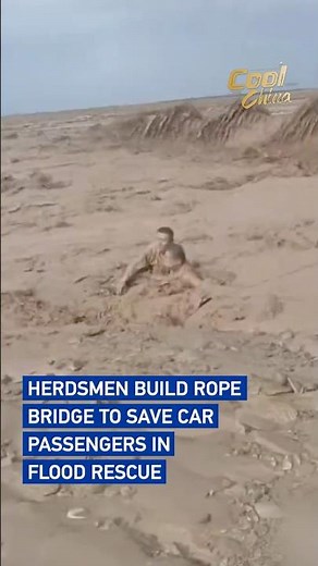 Herdsmen build rope bridge to save car passengers in flood rescue#coolchina