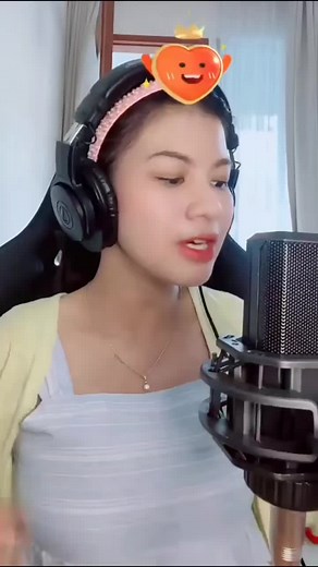 Nabila Maharani Live Cover of Chrisye's 'Denting' Song