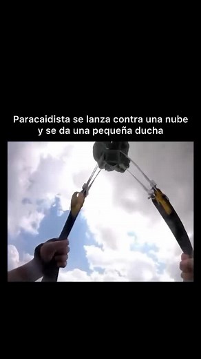 Como Todo Funciona.. on Instagram: "Atravesar una nube es una experiencia única y asombrosa. Al hacerlo, te sumerges en un ambiente lleno de diminutas gotas de agua o cristales de hielo suspendidos en el aire. Es como estar dentro del proceso que genera la lluvia. ¡Es increíble pero aterrador! Dependiendo del tipo de nube, podrías sentirte empapado o incluso experimentar turbulencias si la nube es densa. Si es una nube de tormenta, el aire puede ser caliente y las ráfagas de viento superan los 1