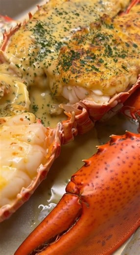 Voici la recette du Homard gratiné à la moutarde et au cognac, un plat digne d’un grand restaurant 🦞 Ingrédients (pour 2 personnes) 1 gros homard vivant ou 2 demi-homards cuits 20 cl de crème fraîche épaisse 2 c. à soupe de moutarde forte (de Dijon ou à l’ancienne) 4 c. à soupe de cognac (ou brandy) 1 échalote finement hachée 40 g de beurre 1 c. à café de jus de citron 1 c. à café de paprika doux 50 g de fromage râpé (gruyère ou comté) Sel et poivre du moulin 🔪 Préparation 1. Cuisson et prépar