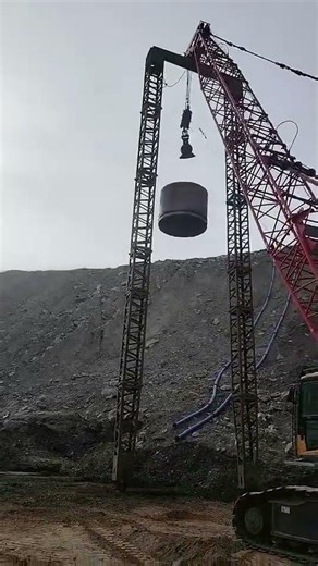 Ground dynamic compaction machine