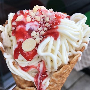 This place in SoCal serves ice cream in spaghetti form. Footage courtesy @losangeles_eats: https://www.instagram.com/losangeles_eats/ | Insider Food