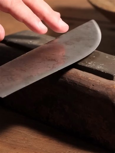 ASMR (Autonomous Sensory Meridian Response) — это феномен, при котором у некоторых людей возникают приятные ощущения покалывания и расслабления в области головы, шеи и спины в ответ на определённые звуки или визуальные стимулы. Чаще всего эти ощущения описывают как «мурашки», которые медленно распространяются по телу и сопровождаются чувством спокойствия и уюта. ASMR стало популярным благодаря интернету, особенно YouTube и TikTok, где создатели контента записывают специальные видео и аудио. В та