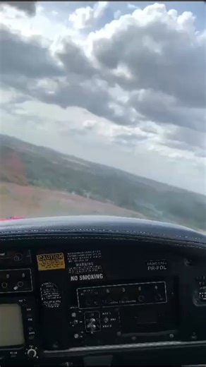 Renildo Galindo on Instagram: "ACIDENTE AÉREO: 📍 Boa Vista – RR | 25/03/2023 ✈️ Pouso no rio Cauamé 🛩️ Aeronave: Piper PA-34 Seneca II Este vídeo registra um pouso de emergência realizado no rio Cauamé, em Boa Vista (RR), após a aeronave Piper Seneca II sofrer pane em um dos motores durante o voo, no dia 25 de março de 2023. Diante da falha, o piloto tomou a decisão crítica de não tentar retornar a um aeroporto, optando por um pouso forçado controlado no leito do rio, única área disponível naq