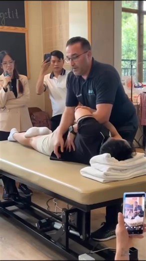 Little Lower Back Manipulation #omttraining #spinalmanipulation #chiropractic #osteopathy #chiropractictraining | OMT Training