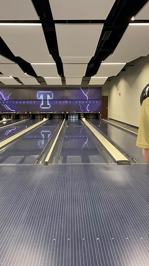 “Do you always stay left of 20”? NO! #bowling #professionalbowling #pwba #brunswickbowling #trackbowling #hammerbowling #ebonitebowling #columbia300bowling #bowlgenesis #leftypower #womanathlete #practicemakesperfect #cupidshuffle