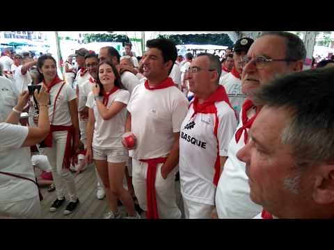 Fêtes de Bayonne 2017 : le choeur basque Lagunt eta Maita interprète "Hegoak"