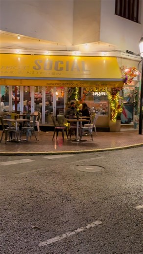 “Stop met zoeken. Dit is dé burger spot van Santa Eulalia.” Project Social 🍔 Hier eet je serieus één van de beste burgers van Ibiza. Voor een prijs waar je blij van wordt. Relaxte vibe. Lokale sfeer. Goede muziek. Lekkere drankjes. Dit is geen standaard restaurant. Dit is een local hangout. Sla deze op voor je volgende Ibiza trip 👇 @projectsocialrestaurant #foryoupagе #foryoupage❤️❤️ #hotspot #santaeulalia #hamburger