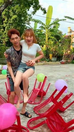 Funniest Balloon Game Between Two Friends 🤣Trò nổ bóng bay hài nhất giữa hai người bạn 🤣 #short