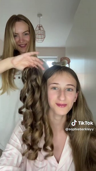 Doing Rapunzel’s hair for the first day of year 8 💕✨🥹🫶🏼🎀👱🏼‍♀️🦄 @𝐆𝐫𝐚𝐜𝐞 🤍 #unicorncurls #hairtutorial #schoolhairstyles #hairinspo #easyhairstyles