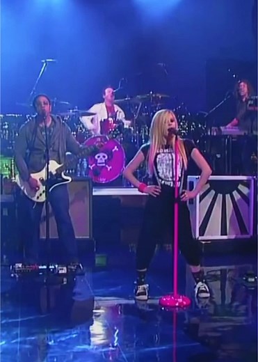 Avril Lavigne performing Girlfriend - Live 2007