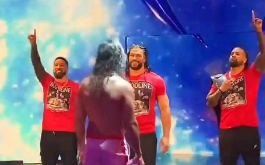 WWE RomanReigns罗曼雷恩斯出场RAW