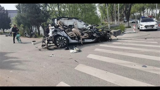 问界被撞的散架到不成型认不出了