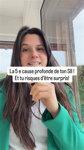 Quand on souffre du SII, on se tourne souvent vers le régime pauvre en FODMAP. À court terme, il peut soulager certains symptômes. Mais sur le long terme, il ne traite pas la cause… et peut même aggraver la situation. En multipliant les restrictions, on appauvrit l’alimentation. Résultat : carences en vitamines, minéraux et fibres, altération du microbiote, baisse de l’énergie digestive et du système nerveux. Ces carences peuvent ensuite : • ralentir la digestion • augmenter l’inflammation • fra
