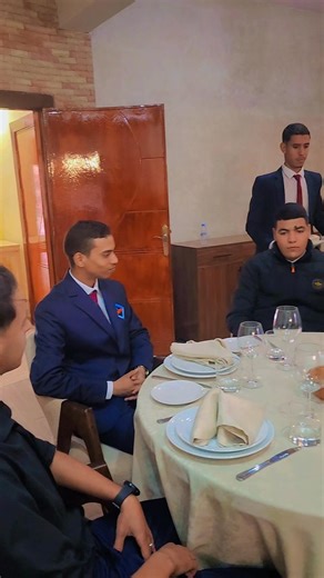 Le Restaurant d'applications – Art & Excellence du Service Le restaurant pédagogique s’habille d’une décoration feutrée, académique et conviviale, créant un cadre idéal où les futurs talents de l’hospitalité apprennent la technologie académique de l’art du service à table. Nos apprenants y perfectionnent les techniques fondamentales et avancées du service : Découpage en salle Flambage Service à la russe Service à l’anglaise Service traditionnel marocain revisité Service au guéridon Ils y dévelop