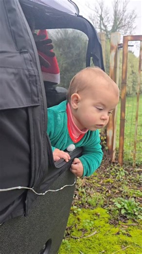 Jour 1 : de Saint Malo à Paris en famille En vélo cargo à assistance électrique Étape du 1er jour : 42km jusqu'à Pontorson Aujourd'hui (Vendredi), direction Courtils pour intervenir dans une école puis ce soir Saint Hilaire du Harcouet. D'ailleurs, on n'a pas encore d'hébergement sur St Hilaire.. si jamais vous connaissez quelqu'un ?! Rémi, Anaëlle, Charlotte et Spark | Capitaine Rémi