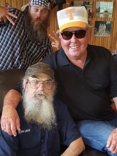 Hello, everybody! Our guest today on “3 Questions with Bill Dance” is well known for his humor and his storytelling… Boy, his crazy wit and wisdom just have a way of making sense. He's also another favorite on the hit series, Duck Dynasty. Who am I talking about? None other than Uncle Si Robertson! Join us for a great conversation about Si’s favorite lake, his go to lure choice, and MUCH more 🎣 -Bill