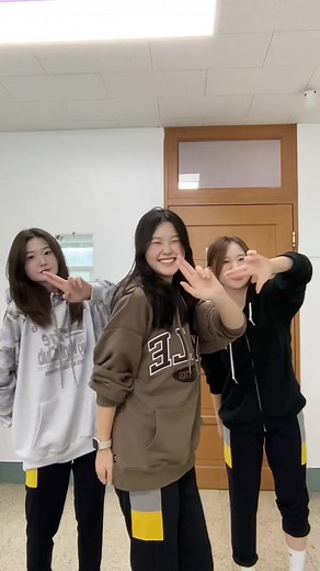 서바이벌 프로그램에서의 데뷔 이야기를 다룬 영상