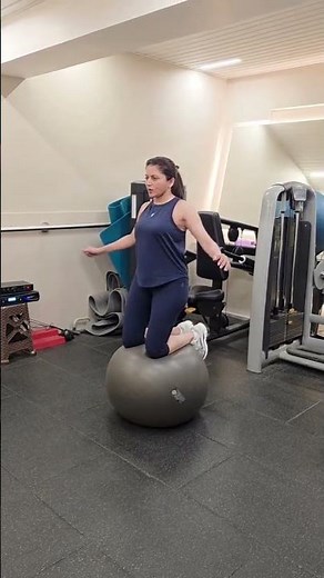 Balancing Life !!! #bhagyashree #balance #swissball #workout #gym #gymmotivation