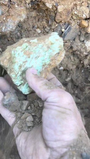 Have you ever heard of variscite? Can’t wait to get this polished 🤯It is a hydrated aluminium phosphate mineral. It is a relatively rare phosphate mineral, sometimes confused with turquoise; however, variscite is usually greener in color. The green color results from the presence of small amounts of chromium. This is a huge nugget from one of the Royston Brothers mines! 😍 | That Camping Couple