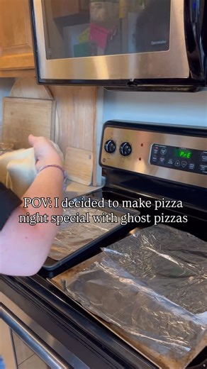 What’s your go to Halloween dinner? We always do pizza and these are so cute easy #holidaycountdown #halloween #october #spookyseason #pumpkin #friends #fun #cozyathome | By Emily Lawson