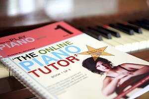 Learn to play piano in 40 lessons | OnlinePianoTutor