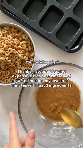 🥜PEANUT BUTTER CHEERIO BARS🥜 Recipe below 👇🏻 I've been making these for years and they're still one of the kids favourites! This version has the addition of melted chocolate 😍 INGREDIENTS: 100g Cheerios 2 big heaped tbsp 100% nuts peanut butter (approx 100g) 4 level tbsp honey Chocolate (optional) METHOD: ▪️weigh your Cheerios out ▪️add your peanut butter & honey to a large bowl and microwave for a minute - check it a couple of times times throughout! ▪️give it a good mix then pour it with