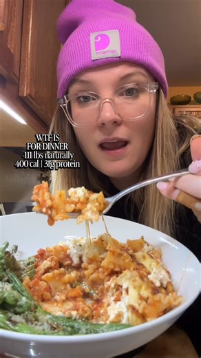 Emily Day on Instagram: "WTF IS FOR DINNER Lazy girl lasagna bake 1# pasta - I used mafalda from @traderjoes 1# 99/1 ground turkey 2c farmers cheese - I use @lifewaykefir 24 oz @raoshomemade marinara Spices to taste (garlic salt, garlic powder, onion powder, @kindersflavors the blend, oregano, black pepper) 5g avocado oil 147g mozzarella or chihuahua cheese Green beans - Spray with oil and season - cook at 400 in air fryer for 9 minutes Pasta macros - 396 cal | 31g protein | 13g fat | 3g fiber |