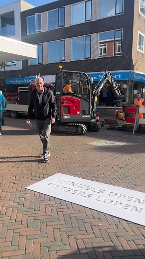 Winkels open! Fietsers... lopen! 📢 Tijdens het aanbrengen van de actie moest centrummanager Peter al aan de kant voor een fietser. 🤦‍♂️ Het bewijs dat dit echt nodig is! Dit is dus precies waarom we deze actie voeren. Lieve fietsers, het is echt waar: in de winkelstraat afstappen is de boodschap! 🚶‍♂️ #voorschotencentrum #voorschoten #schoolstraat #winkelsopenfietserslopen #shoppen | Voorschoten Centrum