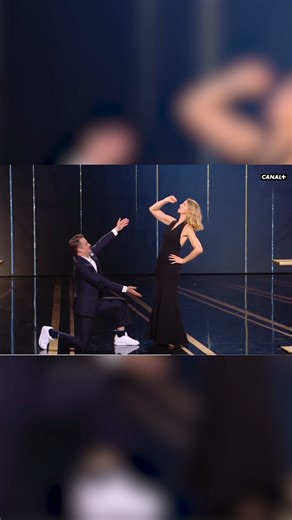 😂💃 L’Olympia en mode 90’s ! Après les danses survoltées de Benjamin Lavernhe, la cérémonie des César a continué sur sa lancée… avec un duo totalement inattendu : Alexandra Lamy et Pierre Lottin. Sur les premières notes de What Is Love, les deux comédiens ont enflammé la salle dans un clin d’œil irrésistible à Jim Carrey — et à la mythique scène culte qui a marqué toute une génération. Déhanchés assumés, second degré parfaitement maîtrisé et salle conquise : l’hommage au futur César d’honneur s