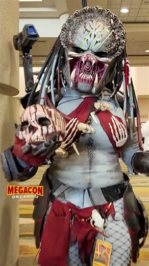 Female Predator Cosplay Was INSANE 😳🔥 | MegaCon Orlando #predator #cosplayer #megacon