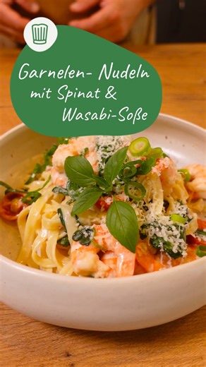 Cremige Garnelen-Tagliatelle mit Spinat & einer feinen Meerrettich-Note..🍝🌿 Manchmal braucht es nicht viel Zeit, um glücklich zu werden 😉♥️😊 Dieses Rezept ist der beste Beweis: In nur 25 Minuten zauberst du ein Gericht, das aussieht (und schmeckt), als käme es direkt aus einer mediterranen Strandküche .🦐⛱️🌊 Zart gegarte Garnelen, bissfeste Tagliatelle, frischer Babyspinat und eine herrlich cremige Soße – ursprünglich mit Wasabi-Frischkäse, von mir aber mit Meerrettich-Frischkäse verfeinert