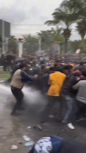 1.7M views · 13K reactions | Aliansi Mahasiswa Kaltim Menggugat (AMKT) berunjuk rasa menolak Inpres 1/2025, revisi UU Minerba, dan program Makan Bergizi Gratis (MBG) di kantor DPRD Kaltim, Senin (17/2/2025). Aksi ini berakhir ricuh setelah polisi membubarkan massa. Sumber : Istimewa #beritaviral #viral #beritahariini #beritaterkini #demo #kaltim #prabowo #gibran #mahasiswa #samarinda #infotrending #viralindonesia #viralvideo | PersepsiNews | Facebook