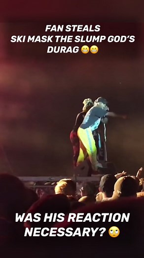 A fan steals #skimasktheslumpgod durag while he was crowdsurfing 😬 #fyp #rapper #hiphop #concert #skimask #slumpgod #durag #foryou