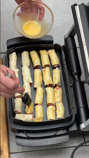 Mini Pigs in a Blanket in the OptiGrill #optigrill #sausage #pigsinablanket #easyrecipes