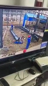 L'utilisation du harnais et des lignes de vies ne sont pas à négligés, au contraire, une chute résulte souvent de blessures graves, voir mortelles. Les travaux superposé doivent être également supervisés et coordonnés pour éviter ce genre de situation. Une simple erreur de manoeuvre peut mettre un collègue en danger. | La SST sans censure