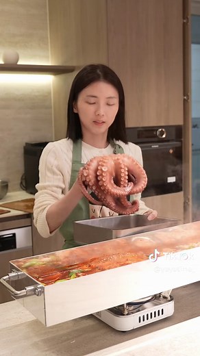지난 주말 남편 고향 친구들초대해서 10시간 집들이 무사히(?) 마치고 돌아옴을 신고합니다요 남편 익산 사람이라 친구들이 즌라도 익산에서 먼길 오셨는디 뭘 대접해야하나 하다가 제주도 안 가도 될 정도로다가 1m제주 통갈치 조림 만들어 부럿어요 ㅎㅎㅎ 아침 일찍 연안부두가서 당일 들어온 생물 갈치에, 2kg짜리 살아있는 돌문어까지 넣었더니 야들야들한 문어랑 갈치가 너무 맛있더라구요!!! 이 메뉴는 재료가 진짜 다했어요!!! 갈치랑 문어 필요하시면 연안부두 가보셔요 퀄리티 왕좋음입니당 아참 혹시 연안부두 가시면 2호 김밥토스트집 왕추천! 같이 주시는 고추간장을 김밥에 얹어먹으면 진짜 환장해요!