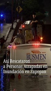 Rescatan a Pasajeros de Autobús Atrapados en Inundación de túnel de La Moderna, en Zapopan
